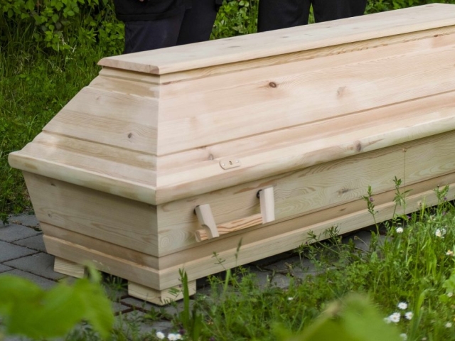 Kiefernsarg, fair und regional bei www.die-barke.de, DIE BARKE-Bestattung & Begleitung in Frauenhänden, mobiles bundesweites Bestattungsunternehmen, Tel 0179-204 10 24