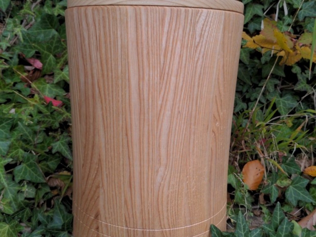 Eschenholz Urne, Handarbeit, fair und regional, www.die-barke.de, DIE BARKE - Bestattung & Begleitung in Frauenhänden, mobiles bundesweites Bestattungsunternehmen, Tel 0179-204 10 24